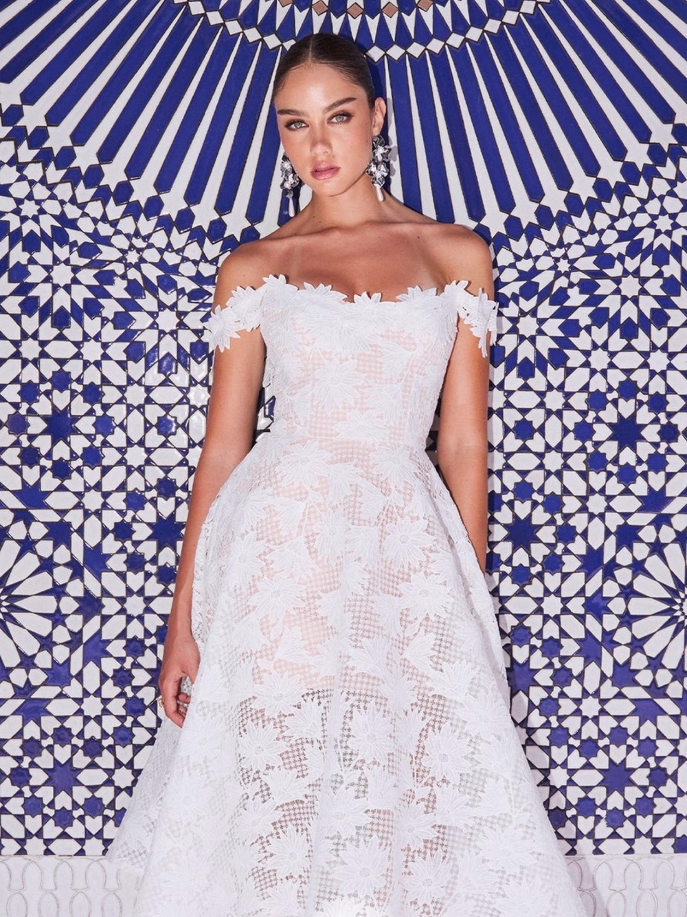 HELSI
Valentina Floral
Appliqué Off the Shoulder Cocktail Midi
Dress Size - XS